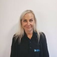 Kvinne med lyst hår i svart skjorte.