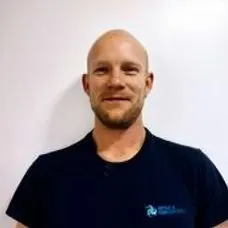 Mann i blå t-skjorte