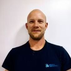 Mann i blå t-skjorte