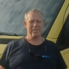 Mann i svart genser