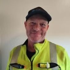 Mann med caps i gul refleksvest