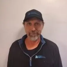 Mann med caps i svart jakke