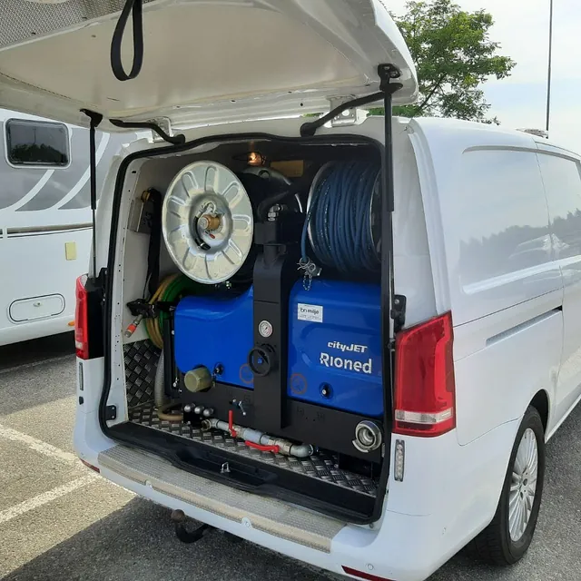 Varebil med rørutstyr